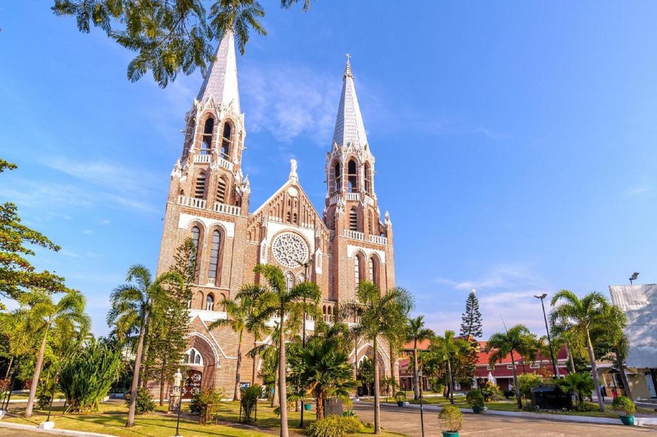Wyndham Grand Yangon Hotel Exterior foto